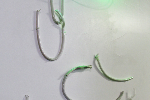 Sttar Light, 2015 : assemblage d’anciennes enseignes et de tubes néons en basse tension.
in situ
Exposition : Bivouac, Pola, Bordeaux
Commissariat : Lieu Commun et Zebra 3.