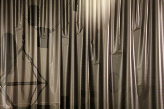 ALZ-112 le miroir noir, 2015, reproduction de l'exposition en cours de montage. Prise de vue par un miroir noir. impression sur bâche   3 x 7 .
Exposition IGITUR, Université de Lettres du Mirail Jean Jaurès.