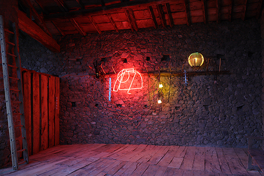 Boire &agrave; sa Lumi&egrave;re, R&eacute;mi GROUSSIN-2025, installation in-situ,  bois, acier, assemblage d'&eacute;l&eacute;ments lumineux et paysans, syst&egrave;me d'animation &eacute;lectrique, Entorns R&eacute;sidence d'artistes, Mussa, Catalogne.