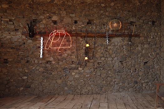 Boire &agrave; sa Lumi&egrave;re, R&eacute;mi GROUSSIN-2025, installation in-situ,  bois, acier, assemblage d'&eacute;l&eacute;ments lumineux et paysans, syst&egrave;me d'animation &eacute;lectrique, Entorns R&eacute;sidence d'artistes, Mussa, Catalogne.