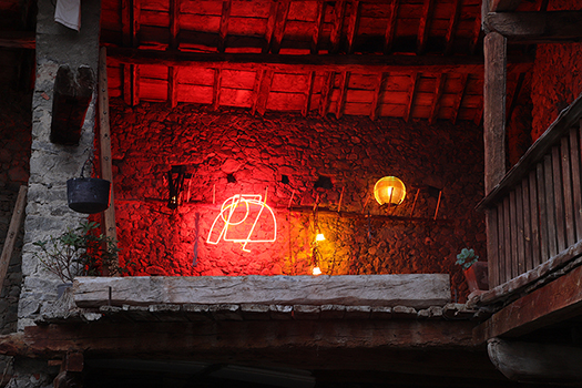 Boire &agrave; sa Lumi&egrave;re, R&eacute;mi GROUSSIN-2025, installation in-situ,  bois, acier, assemblage d'&eacute;l&eacute;ments lumineux et paysans, syst&egrave;me d'animation &eacute;lectrique, Entorns R&eacute;sidence d'artistes, Mussa, Catalogne.