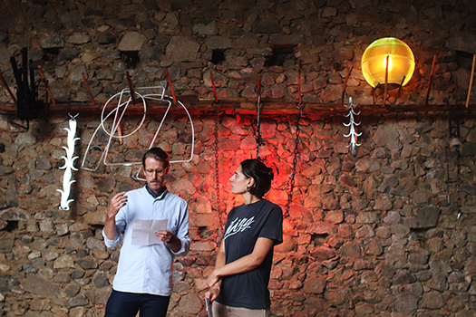 Boire &agrave; sa Lumi&egrave;re, R&eacute;mi GROUSSIN-2025, installation in-situ,  bois, acier, assemblage d'&eacute;l&eacute;ments lumineux et paysans, syst&egrave;me d'animation &eacute;lectrique, Entorns R&eacute;sidence d'artistes, Mussa, Catalogne.