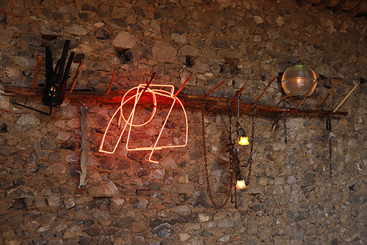 Boire &agrave; sa Lumi&egrave;re, R&eacute;mi GROUSSIN-2025, installation in-situ,  bois, acier, assemblage d'&eacute;l&eacute;ments lumineux et paysans, syst&egrave;me d'animation &eacute;lectrique, Entorns R&eacute;sidence d'artistes, Mussa, Catalogne.