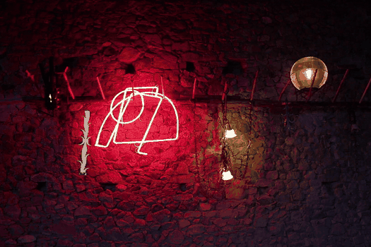 Boire &agrave; sa Lumi&egrave;re, R&eacute;mi GROUSSIN-2025, installation in-situ,  bois, acier, assemblage d'&eacute;l&eacute;ments lumineux et paysans, syst&egrave;me d'animation &eacute;lectrique, Entorns R&eacute;sidence d'artistes, Mussa, Catalogne.