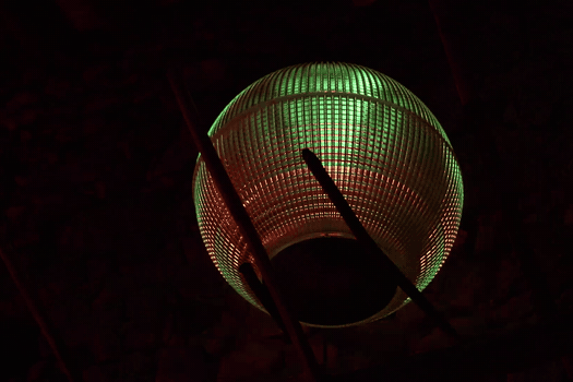 Boire &agrave; sa Lumi&egrave;re, R&eacute;mi GROUSSIN-2025, installation in-situ,  bois, acier, assemblage d'&eacute;l&eacute;ments lumineux et paysans, syst&egrave;me d'animation &eacute;lectrique, Entorns R&eacute;sidence d'artistes, Mussa, Catalogne.