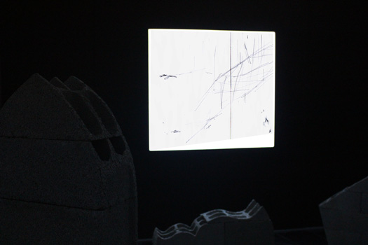 Exorde, 2013, assemblage de stèles funéraires en parpaings découpés et vidéo, diaporama rapide, graphite sur papier A4. N&B, muet, en boucle. 
Exposition : Compendium, à la galerie du second jeudi, Bayonne.