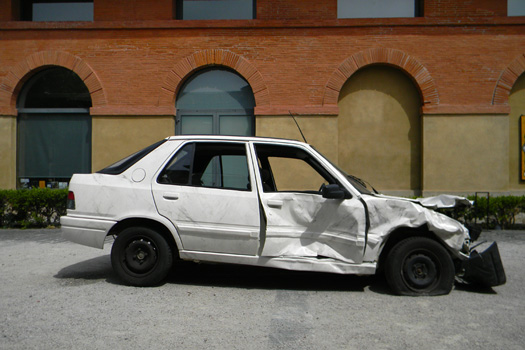 Pimp My Crashing Car, 2011, peinture à l'huile sur la carrosserie d'une  voiture accidentée. Réalisée par anne Baron-Cassin. Musée d'art moderne et contemporain Les Abattoirs. 