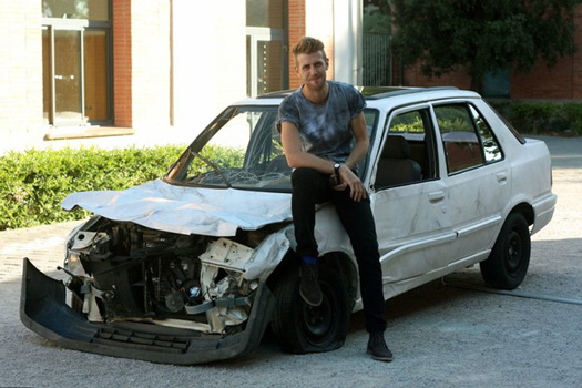 Pimp My Crashing Car, 2011, peinture à l'huile sur la carrosserie d'une  voiture accidentée. Réalisée par anne Baron-Cassin. Musée d'art moderne et contemporain Les Abattoirs. 