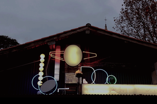 SIGNAL, Rémi GROUSSIN,  2021, Maison Salvan à Labège. Installation in situ composée d’anciennes enseignes. Réemploi d’éléments publicitaires de façades, caissons lumineux, néons, leds, structures métalliques, systèmes électriques, transformateurs et animateurs de lumières.&#13;
&#13;
Cette œuvre a bénéficié de partenariats avec l’entreprise Fluo Néon à Blagnac et L’EPFL du Grand Toulouse pour la récolte et le réemploi d’éléments d’enseignes lumineuses.