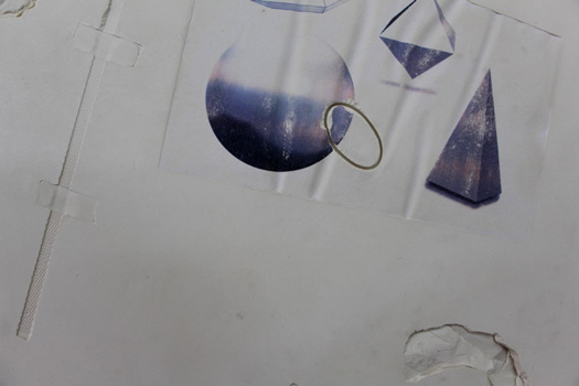 TRANSFER
2016, moulages d’empreintes en
négatif et transfert d’impressions laser,
plâtre. 0.40 x 0.40 m. Dans le cadre de l'exposition personnelle Slide Like An Egytian à l'Appartement / Galerie Interface, Dijon.
