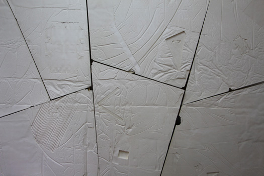HIEROGLYPH
2016, moulages d’empreintes en
négatif, plâtre. Châssis en bois et rails en
alluminium. 3.40 x 2.30 m
2.40 x 1.90 m. Dans le cadre de l'exposition personnelle Slide Like An Egytian à l'Appartement / Galerie Interface, Dijon.