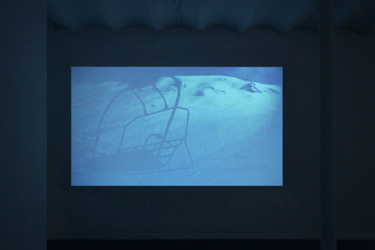SL'LOM, 2014, vidéo en nuit américaine, 9’55’’. Exposition : Cuesta Verde, Rémi Groussin  Festival international d'art de Toulouse 2014,  Pavillon Blanc, Colomiers.
